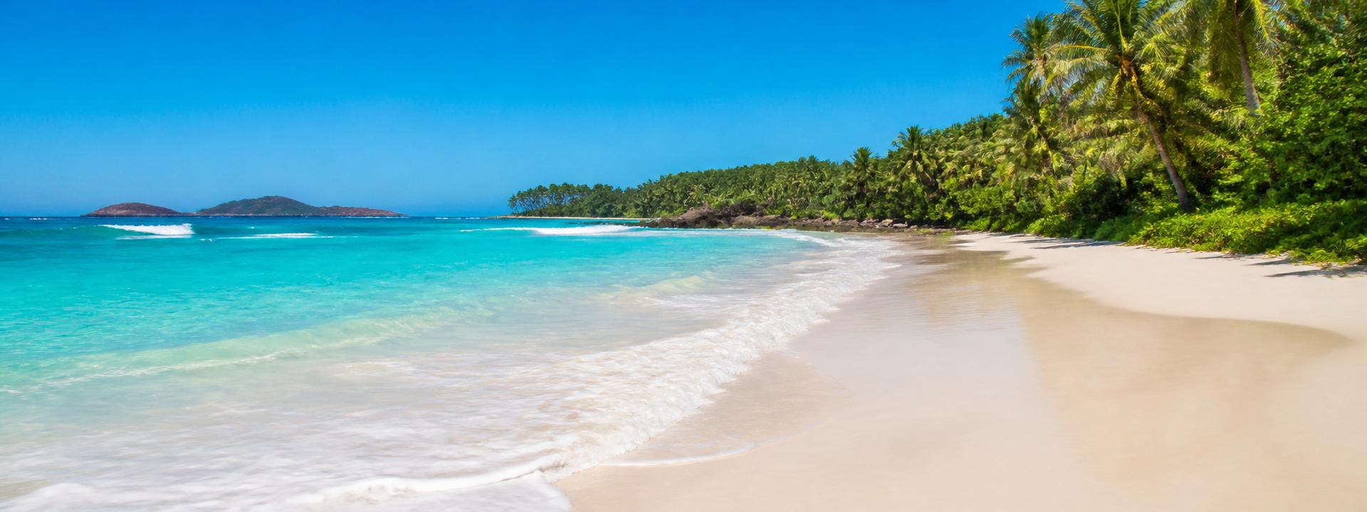 Traumhafter, einsamer Strand mit türkisfarbenem Meer
